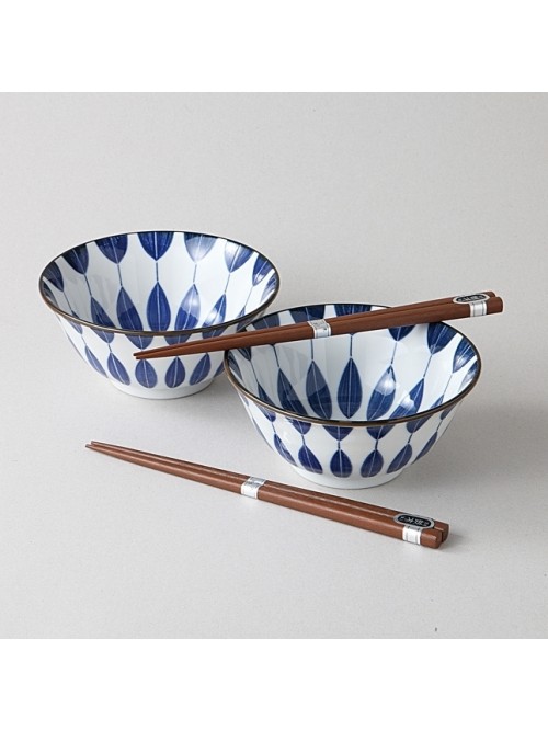 Coffret de 2 bols en porcelaine avec décor graphique bleu et baguettes.