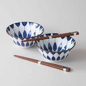 Coffret de 2 bols en porcelaine avec décor graphique bleu et baguettes.